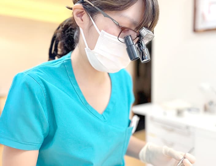 治療中の小林院長