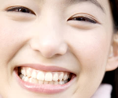 黄色い歯と白い歯が人に与える印象の違い